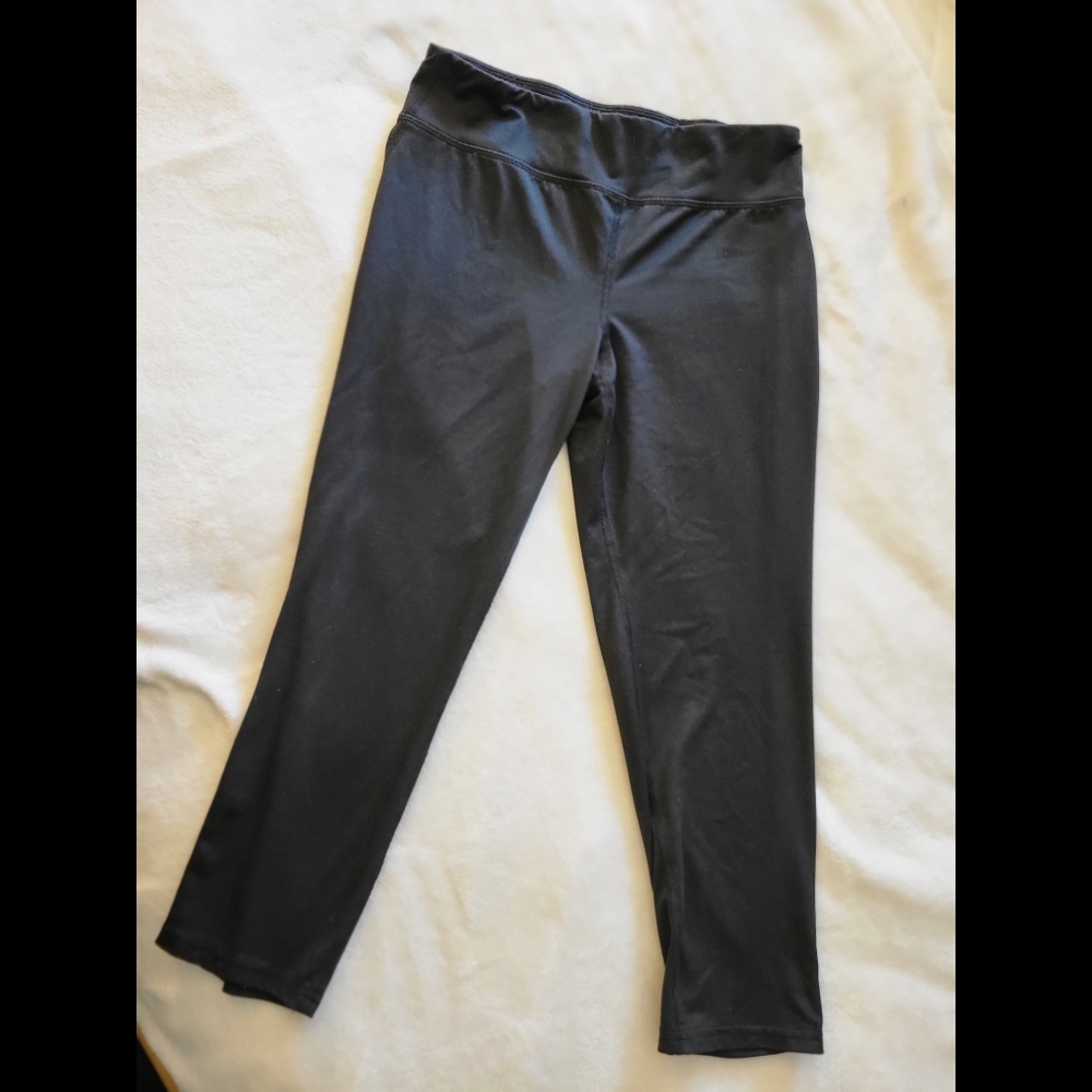 Champion 9 girls capri leggings. Size XL. Black.